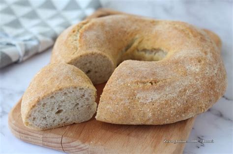 Grosso pane a forma di ciambella