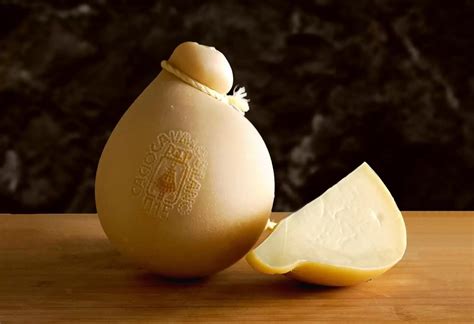 Forma di Caciocavallo Silano appesa