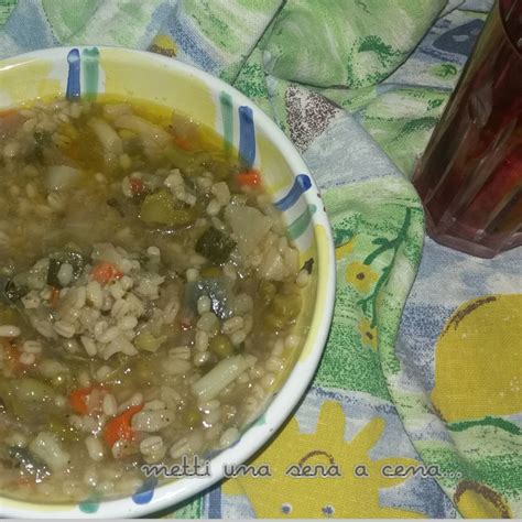 Piatto di zuppa d'orzo con verdure