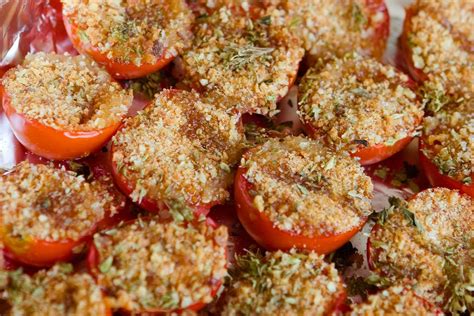 pomodori tagliati e conditi in una teglia da forno