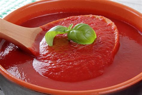 vasetti di salsa di pomodoro al forno pronti per essere conservati