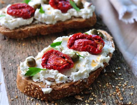 Pane tostato con salumi e formaggio