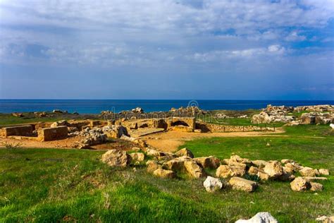 Paesaggio greco con mare cristallino e antiche rovine