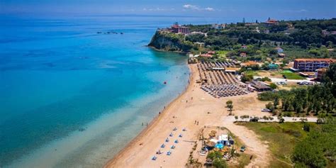 Vista panoramica di Tsilivi Beach a Zante con il Caravel Beach Hotel in primo piano
