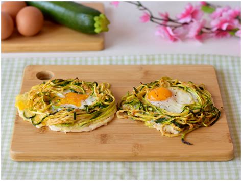 Nidi di carote e zucchine con uova, mozzarella e pomodorini ciliegino