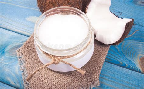 Noci di cocco fresche e olio di cocco in un barattolo