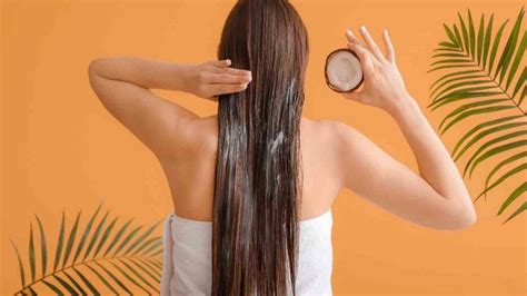 Donna che applica olio di cocco sui capelli