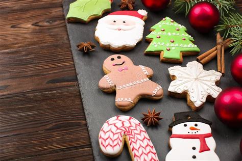 Immagine di vari tipi di crackers dolci disposti artisticamente