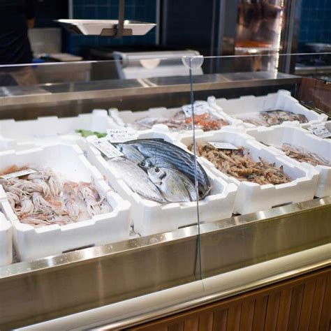 Pesce fresco su un bancone