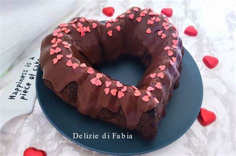 Ciambella a forma di cuore decorata