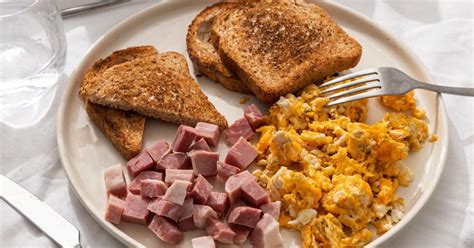 Una selezione di prodotti da colazione salata come focacce, panini e brioche.