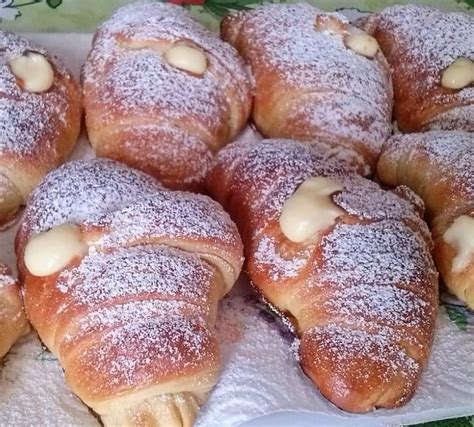 Un'immagine che mostra gli ingredienti per la pasta brioche disposti sul piano di lavoro.