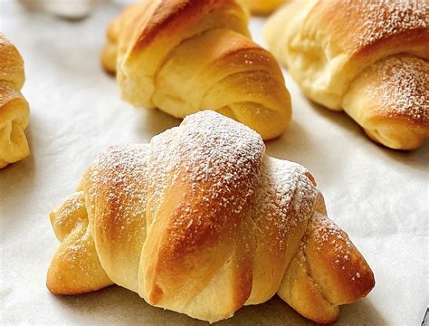 Un rettangolo di pasta brioche spennellato di burro e coperto di fette di prosciutto cotto.