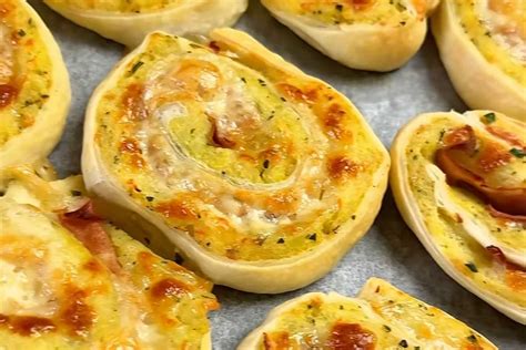 Girelle di pasta brioche salata disposte su una teglia pronte per la seconda lievitazione.