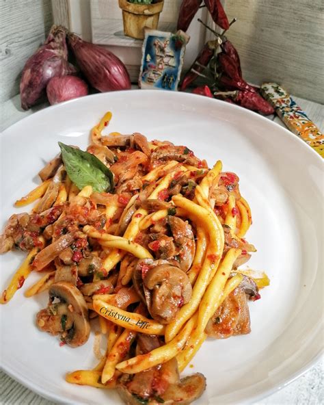 Preparazione del sugo con 'nduja e cipolle