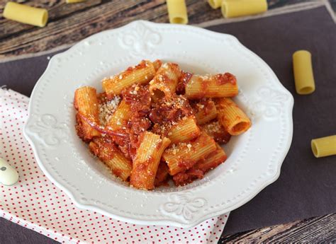 Piatto finito di pasta con 'nduja e cipolle, guarnito con pecorino e basilico