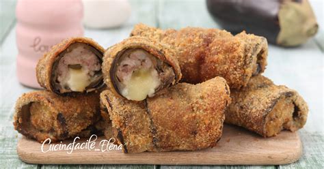 Involtini di salsiccia pronti per essere cotti