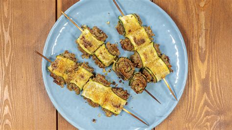 Ingredienti per un ripieno di involtini di salsiccia