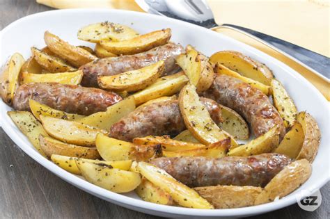 Involtini di salsiccia serviti con contorno di patate al forno
