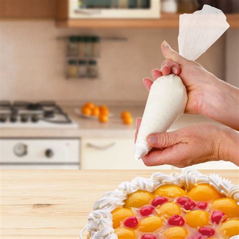 Pasticcere che riempie un cannolo con sac à poche