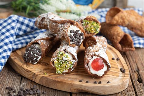 Varietà di cannoli siciliani con diverse decorazioni