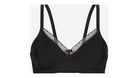 Donna che indossa un reggiseno comodo e invisibile sotto una camicia leggera