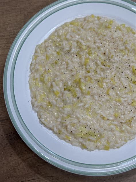 Immagine di ingredienti freschi per il risotto: riso Carnaroli, cipolla, burro, zafferano in pistilli, brodo