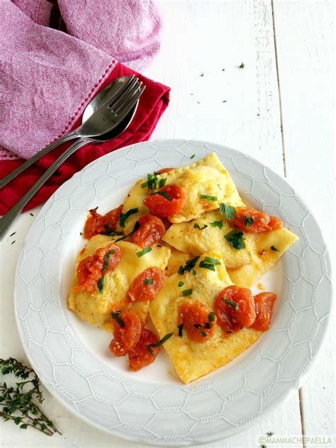 Ravioli di pesce spada conditi con sugo di pomodorini