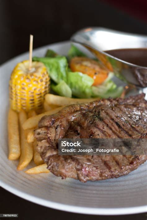 Bistecca alla griglia con patatine fritte