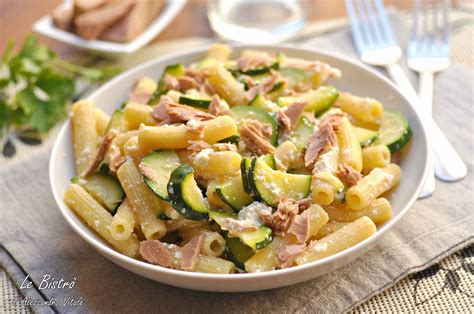 ingredienti freschi per pasta con zucchine e tonno
