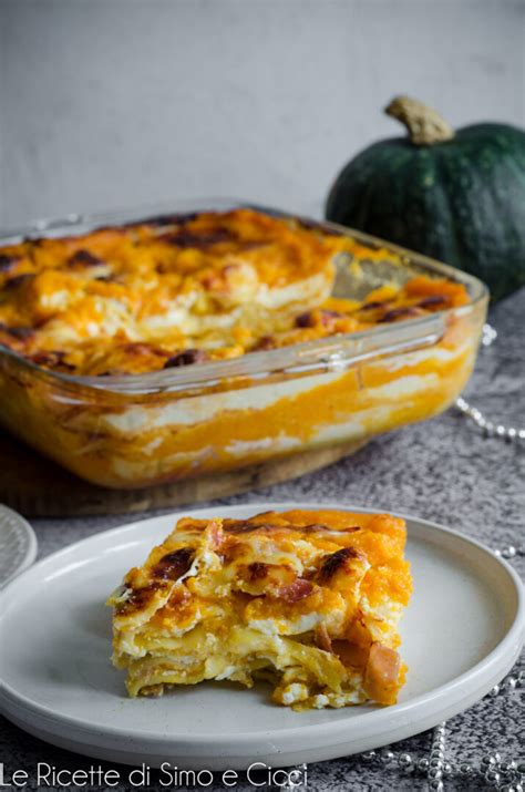 Una teglia di lasagne zucca e ricotta appena sfornate