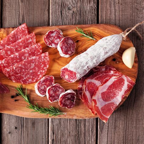 Immagine di vari tipi di salumi