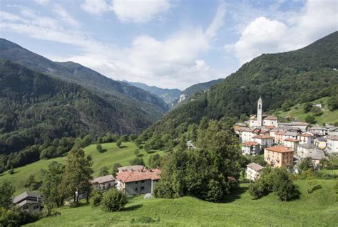 Val Taleggio con pascoli verdi