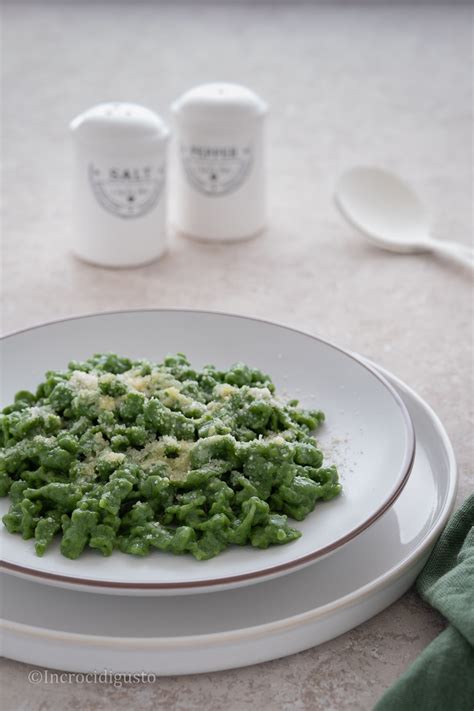 Impasto per spätzle di spinaci in una ciotola