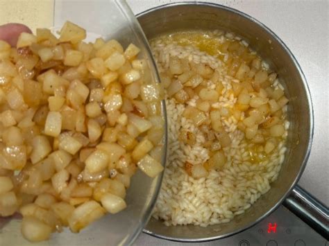 Spätzle con salsa al Taleggio, noci e pere caramellate su un piatto