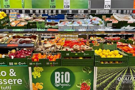 Assortimento ortofrutta Lidl con prodotti biologici