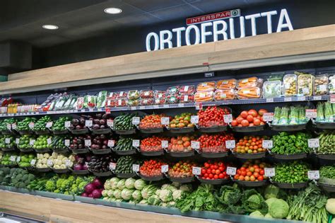 Reparto ortofrutta Aldi con esposizione verticale