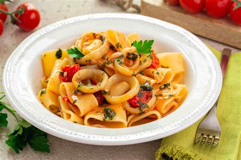 Famiglia che condivide un pasto a base di pasta con calamari