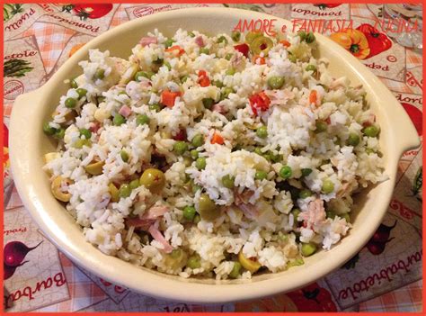 Composizione di ingredienti freschi tagliati a cubetti per insalata di riso