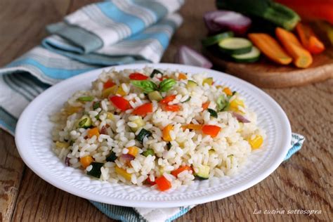 Insalata di riso colorata con verdure miste