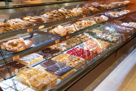 Vetrina di una pasticceria con dolci tipici