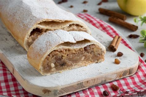 Impasto per strudel che viene sbattuto sul tavolo