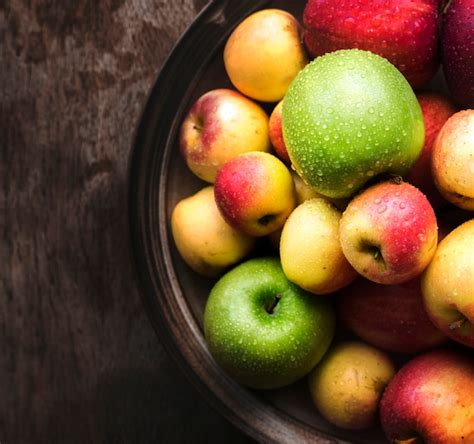 Mele fresche affettate in una ciotola