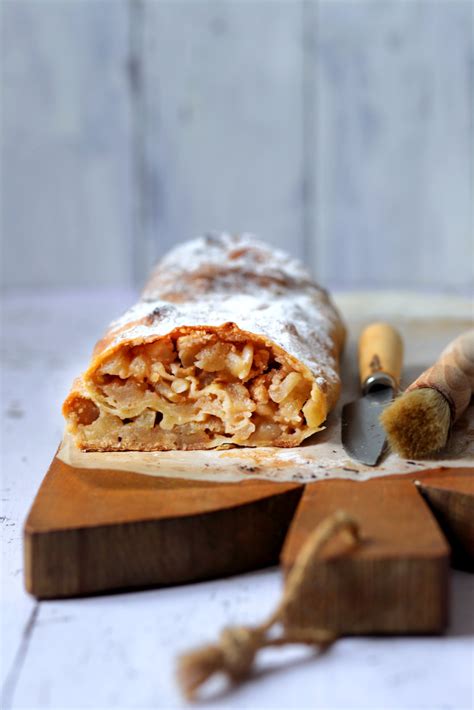 Disposizione del ripieno di mele sul pangrattato steso sulla pasta