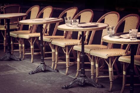 interni retrò di una caffetteria con tavolini e sedie