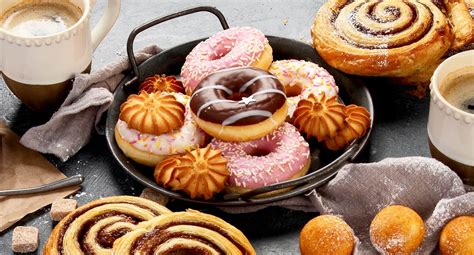 bambini che gustano dolci e bevande colorate