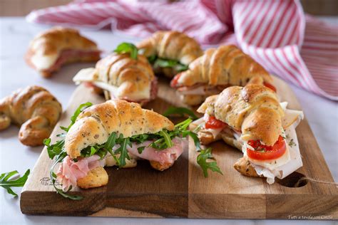 Mini croissant salati ripieni