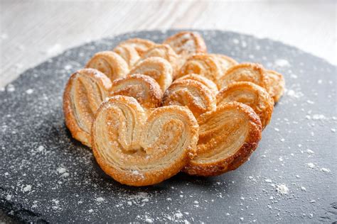 Ventagli di pasta sfoglia spolverati di zucchero