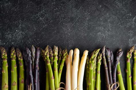 Vari tipi di asparagi: verdi, bianchi e violetti
