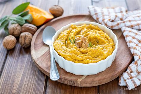 Zucca e noci su un tavolo autunnale
